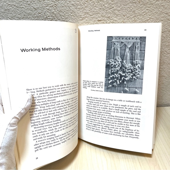 Macrame: Creative Design In Knotting by Dona Z. Meilach. 212 pages. - Picture 7 of 8